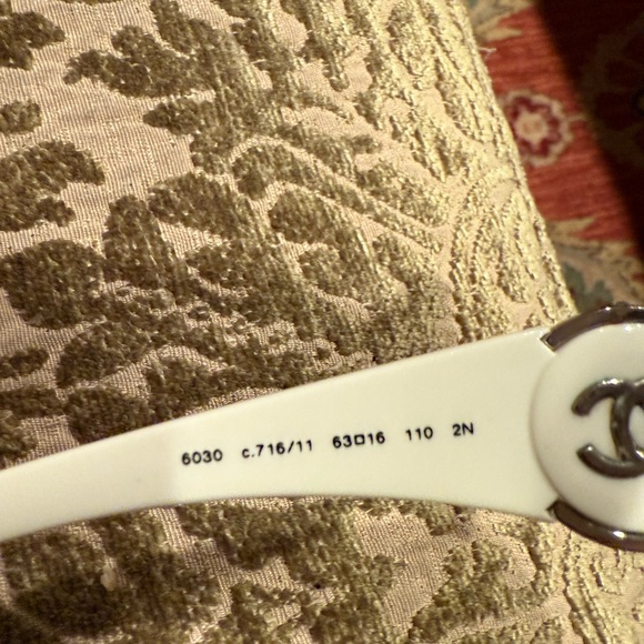 Vintage Chanel sunglasses in good condition- white - Picture 4 of 11
